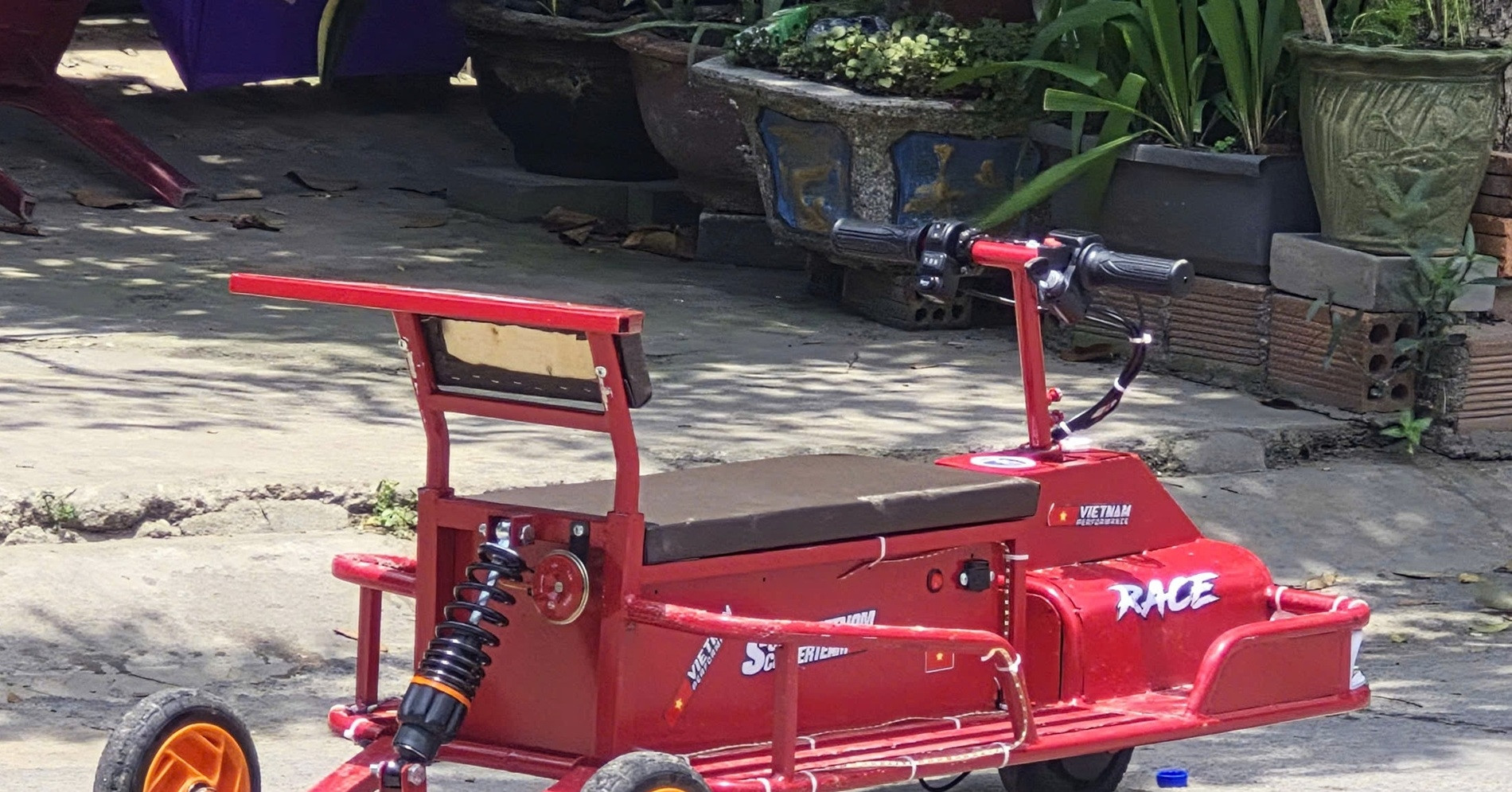 Tai nạn giao thông trẻ em từ xe đồ chơi tự chế: lỗi bắt đầu từ người lớn
