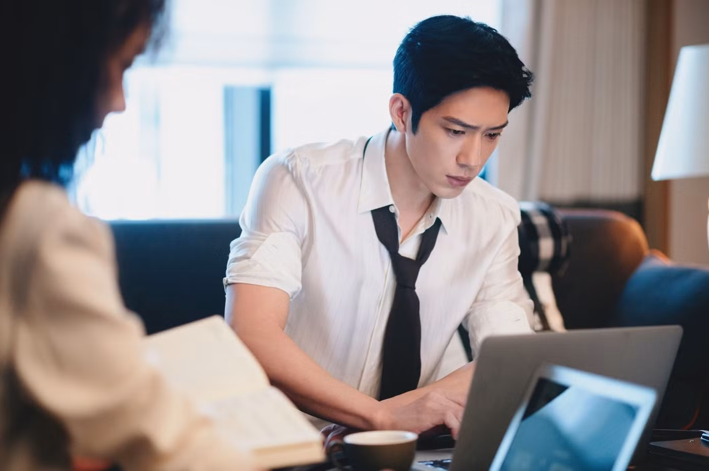 Từ diễn viên ít biết đến hiện tượng: cú bứt phá của Jing Boran trong vai CEO ‘Bright Spring’