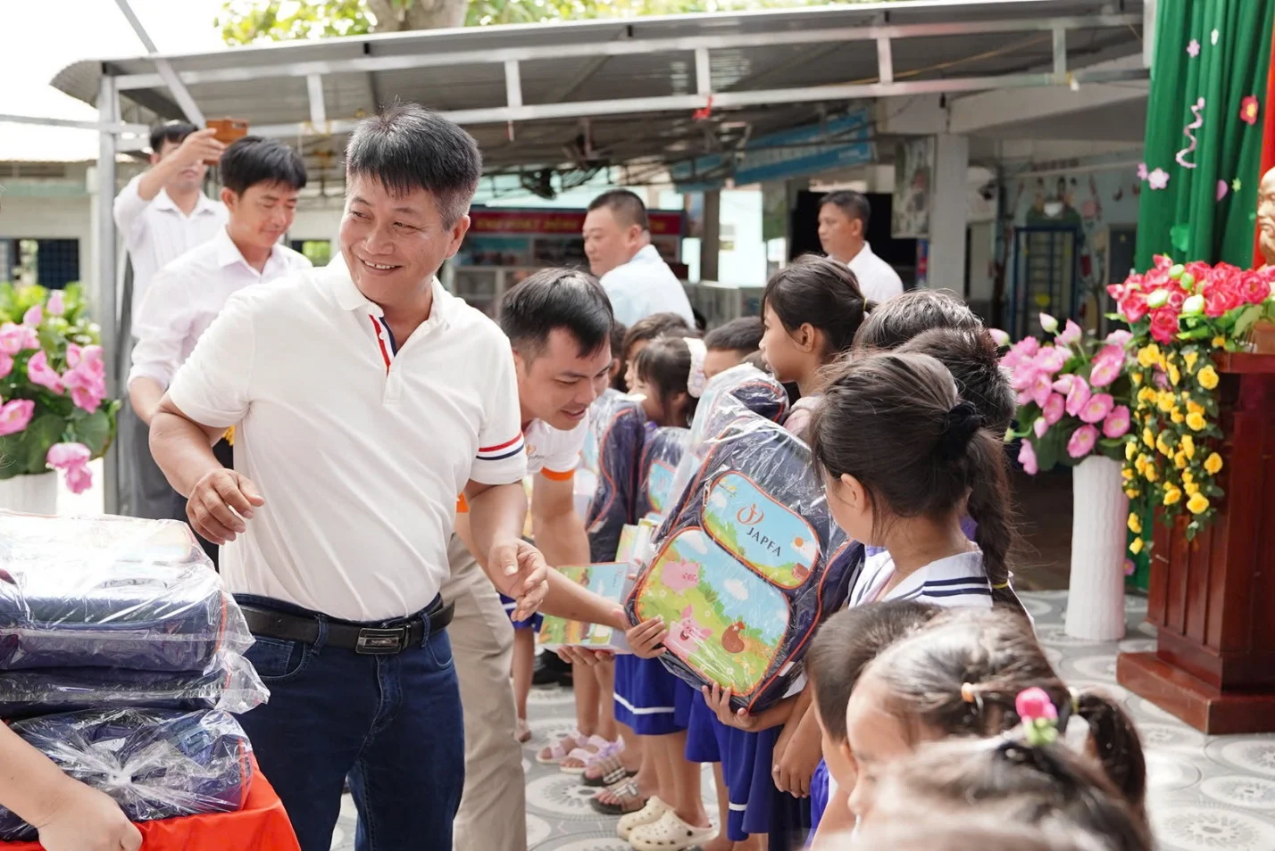 Japfa Việt Nam trao quà cho 1.000 học sinh khó khăn trước năm học mới