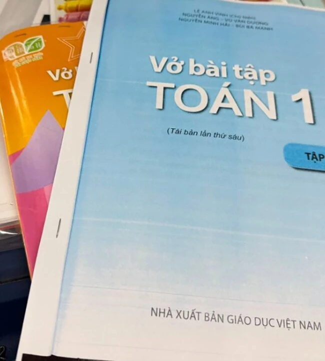 Tại sao phụ huynh vẫn phải săn lùng sách giáo khoa đầu năm học