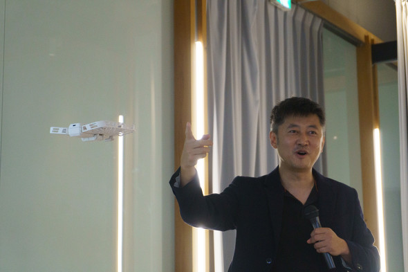 Hohem Eyepic và HOVERAir VERSA: hybrid camera gimbal cầm tay sắp thay drone bỏ túi?