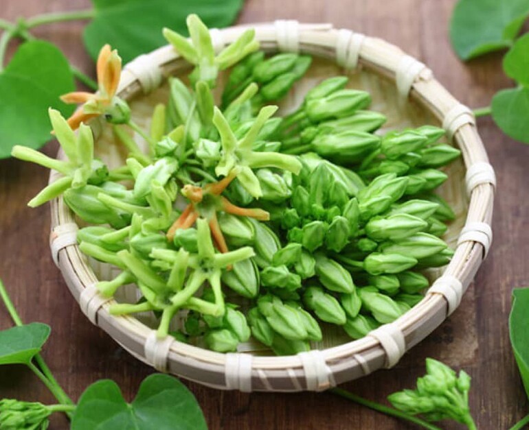 Từ cỏ dại thành siêu thực phẩm: Cách chọn và dùng hoa thiên lý, rau càng cua