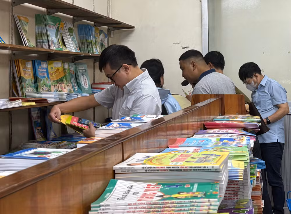 Phụ huynh vẫn chật vật vì thiếu sách giáo khoa đầu năm học