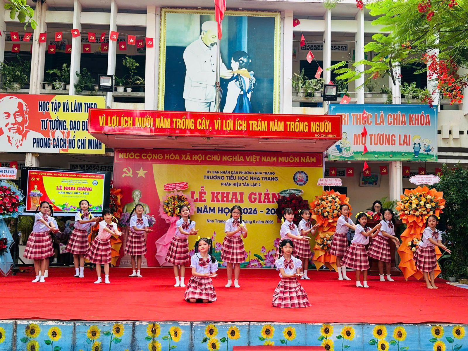 Siêu trường tiểu học 10.500 học sinh: Quản lý khổng lồ, rủi ro khổng lồ