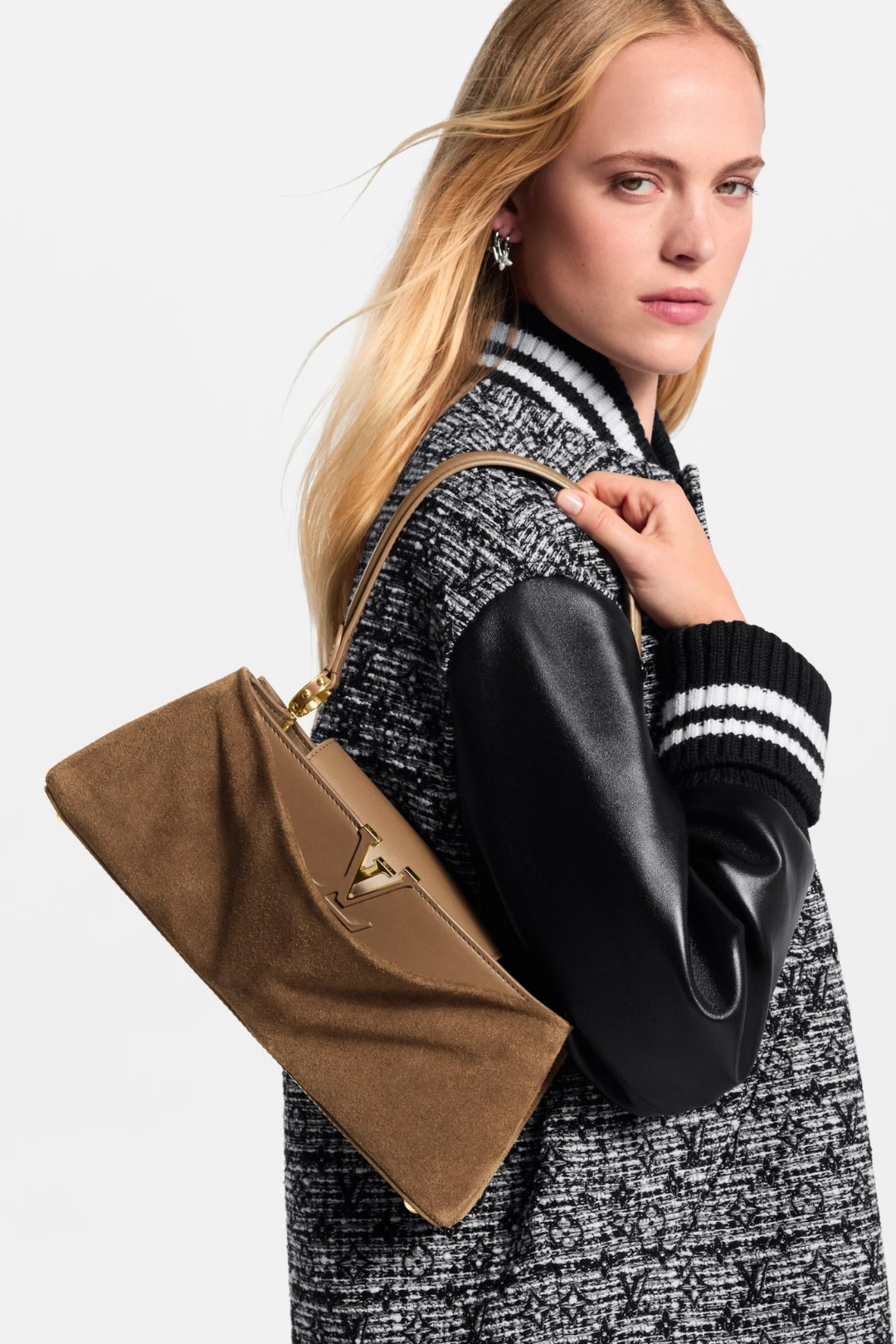 Túi xách da lộn thống trị mùa Thu Đông: từ sàn diễn đến street style