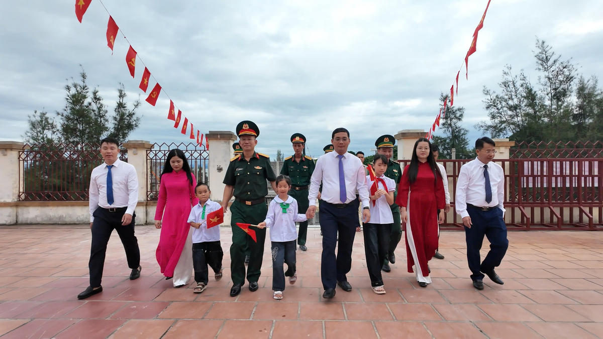 Lễ khai giảng giữa biển khơi và lời khẳng định về quyền học của trẻ em đảo tiền tiêu