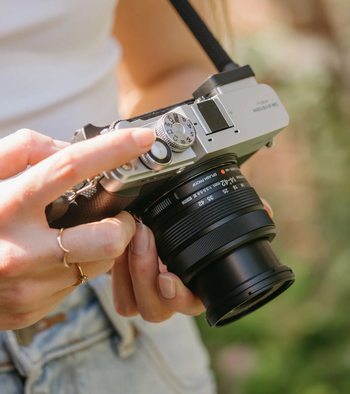 OM System 14-42mm f/3.5-5.6 III: kit lens giá rẻ nhưng đáng tiền nhờ chống nước IPX1