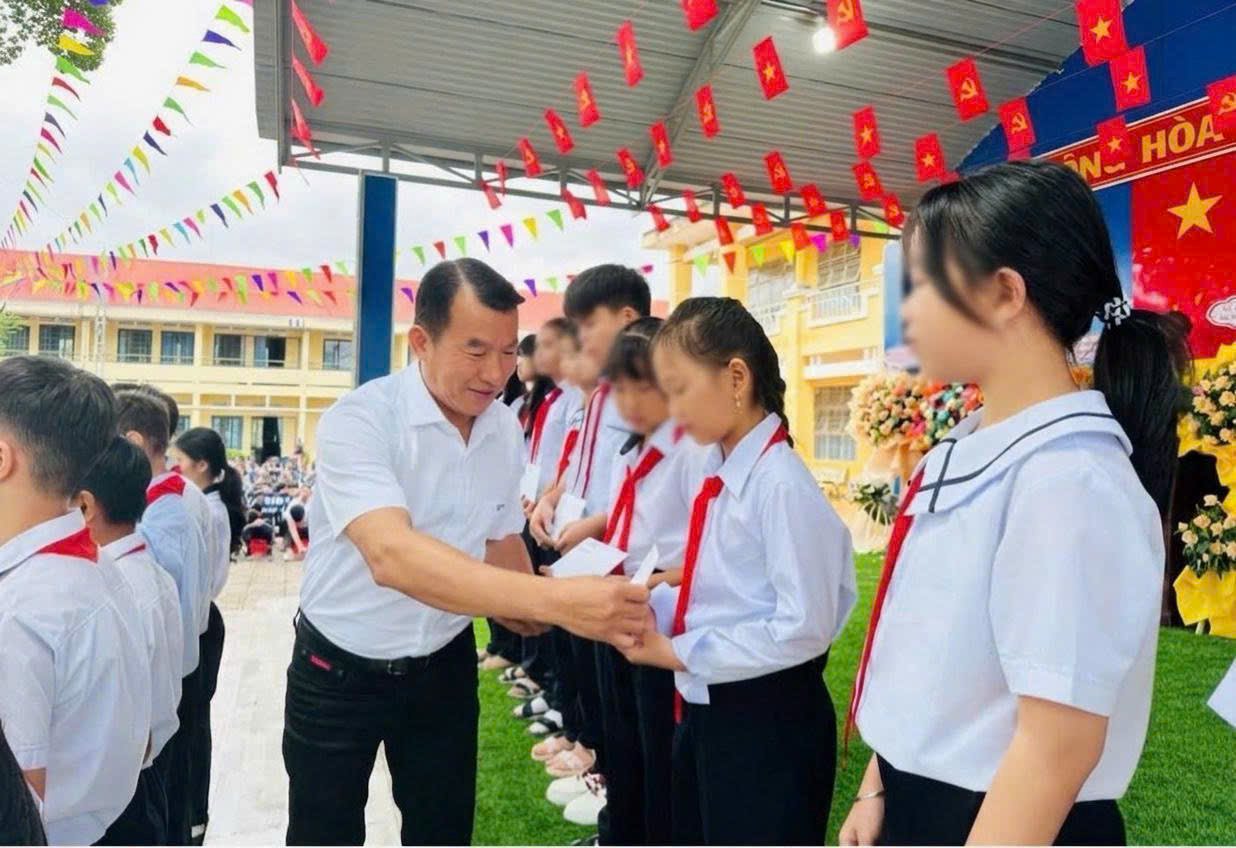 Hơn 700 suất học bổng từ doanh nghiệp năng lượng cho học sinh khó khăn