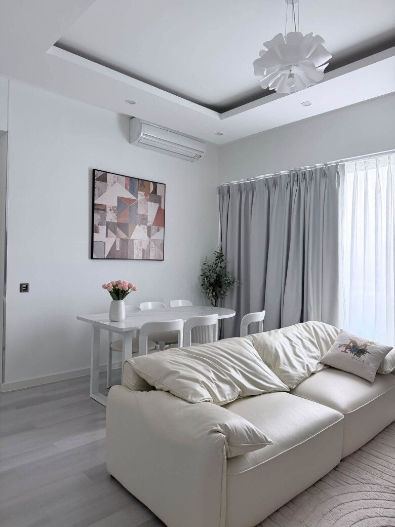 Bên trong căn hộ của MC: sang trọng với tone trắng xám