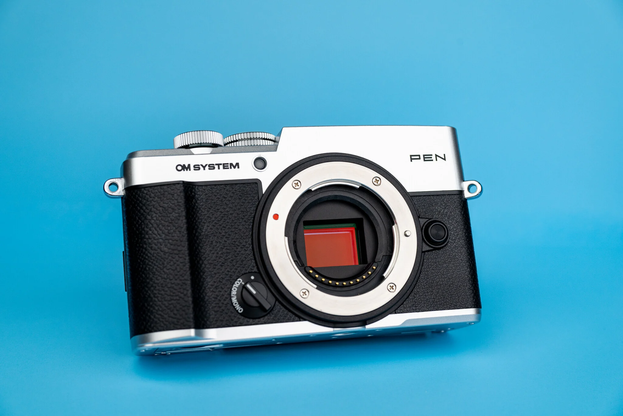 OM System PEN: máy ảnh mirrorless hoài cổ đáng mua?