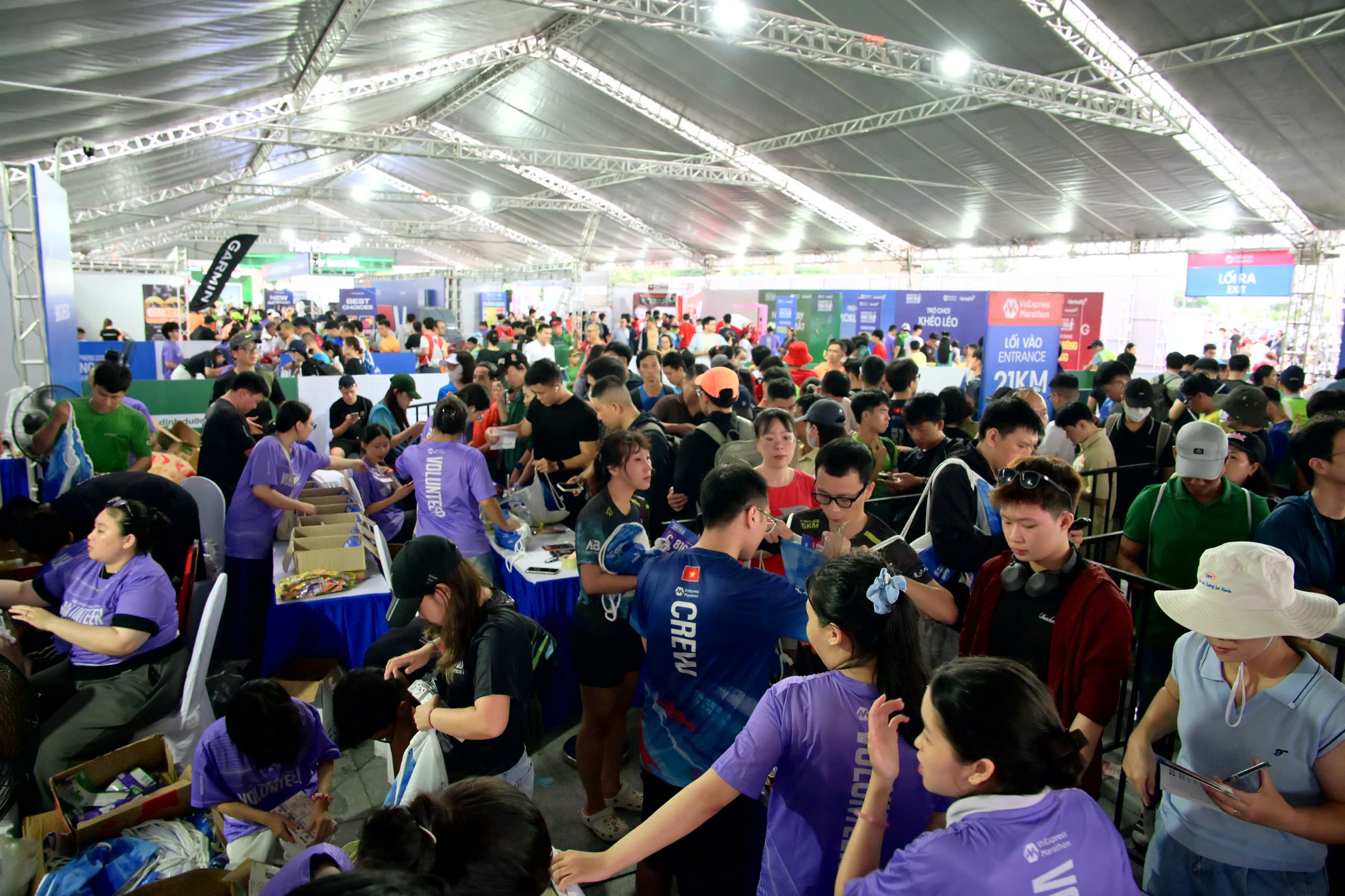 VnExpress Marathon: Làn sóng đăng ký bib bùng nổ từ biển tới nội địa
