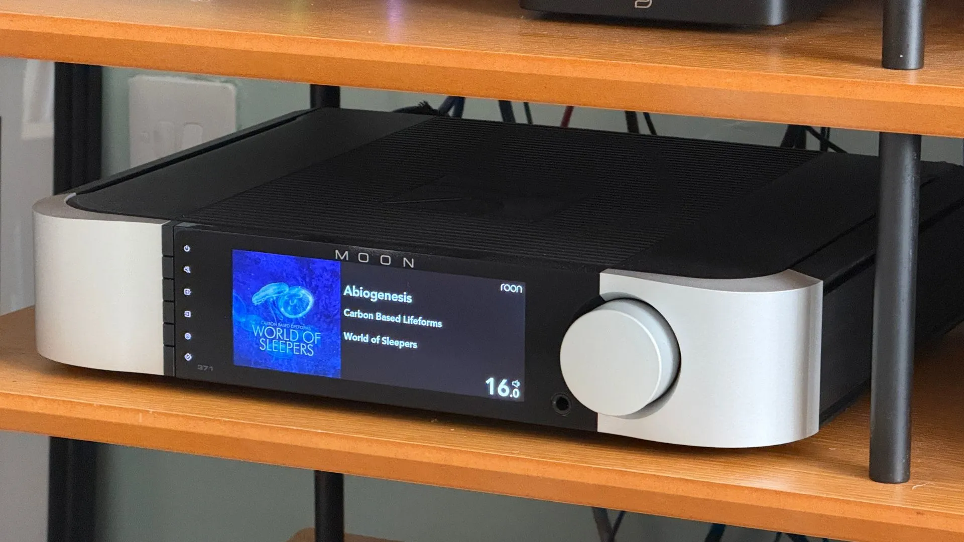 So sánh ampli tích hợp cao cấp TAD-A1000D và Moon 371