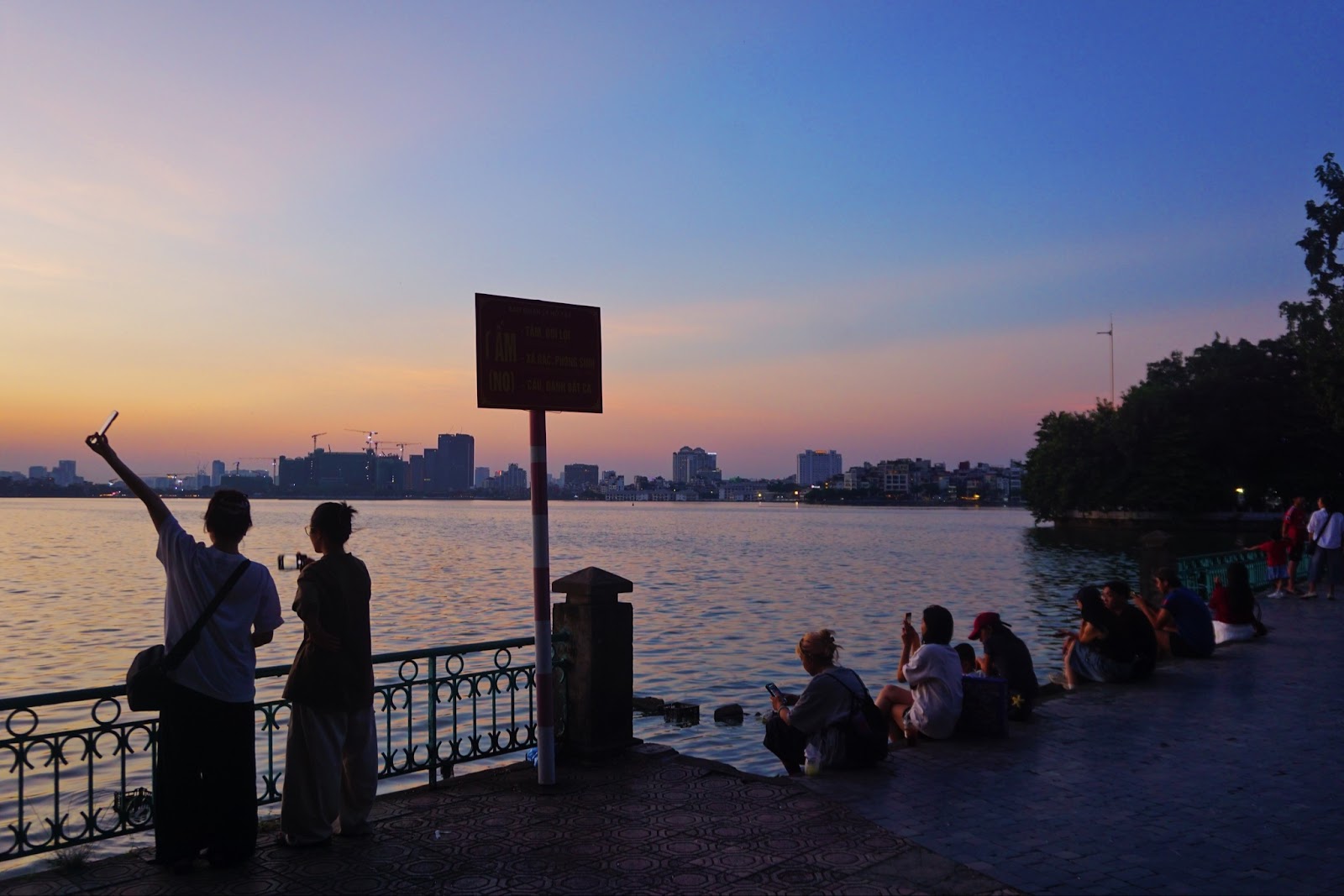 Bắt trọn giờ vàng ở Hà Nội: Bí quyết ánh sáng Hồ Tây cho chân dung