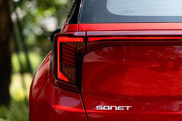 Kia Sonet giá lăn bánh từ 497 triệu: Đòn tấn công SUV hạng B