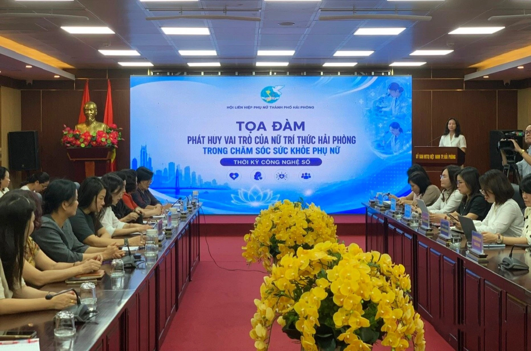 Nữ trí thức và bước chuyển số trong chăm sóc sức khỏe phụ nữ