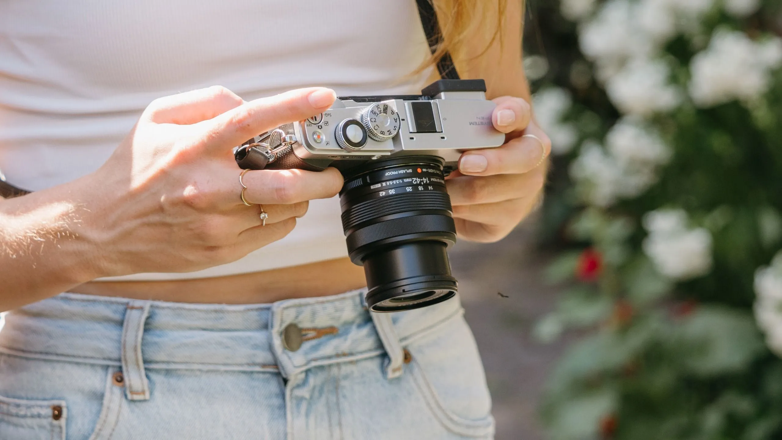 Ống kính kit chống nước OM System M.Zuiko 14-42mm có đáng mua?