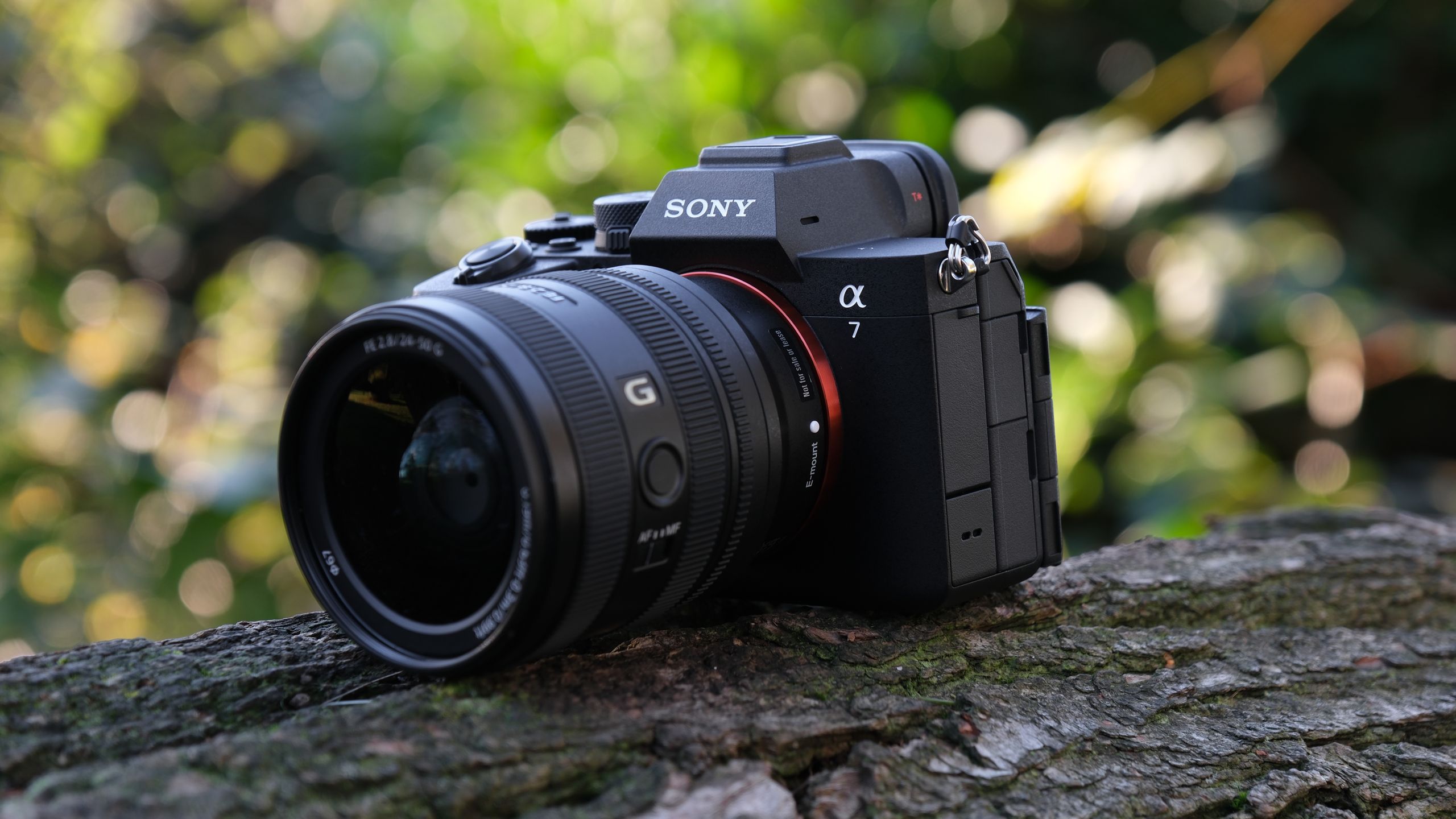 Sony Alpha A1 và A7 V giảm giá mạnh với ống kính bundle
