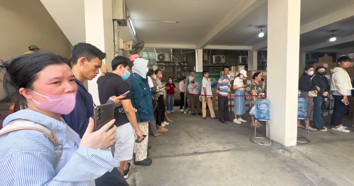Thiếu sách giáo khoa sau khai giảng: lỗi hệ thống chứ không phải do phụ huynh