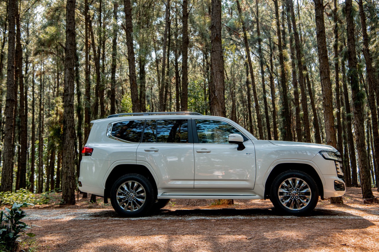 Toyota Land Cruiser Hybrid ra mắt và bài toán đội giá SUV hạng sang