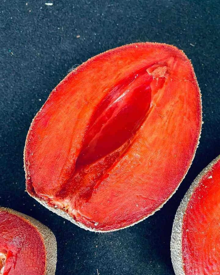 Hồng xiêm ruột đỏ và cà chua socola: nên mua loại nào để tối đa dinh dưỡng?