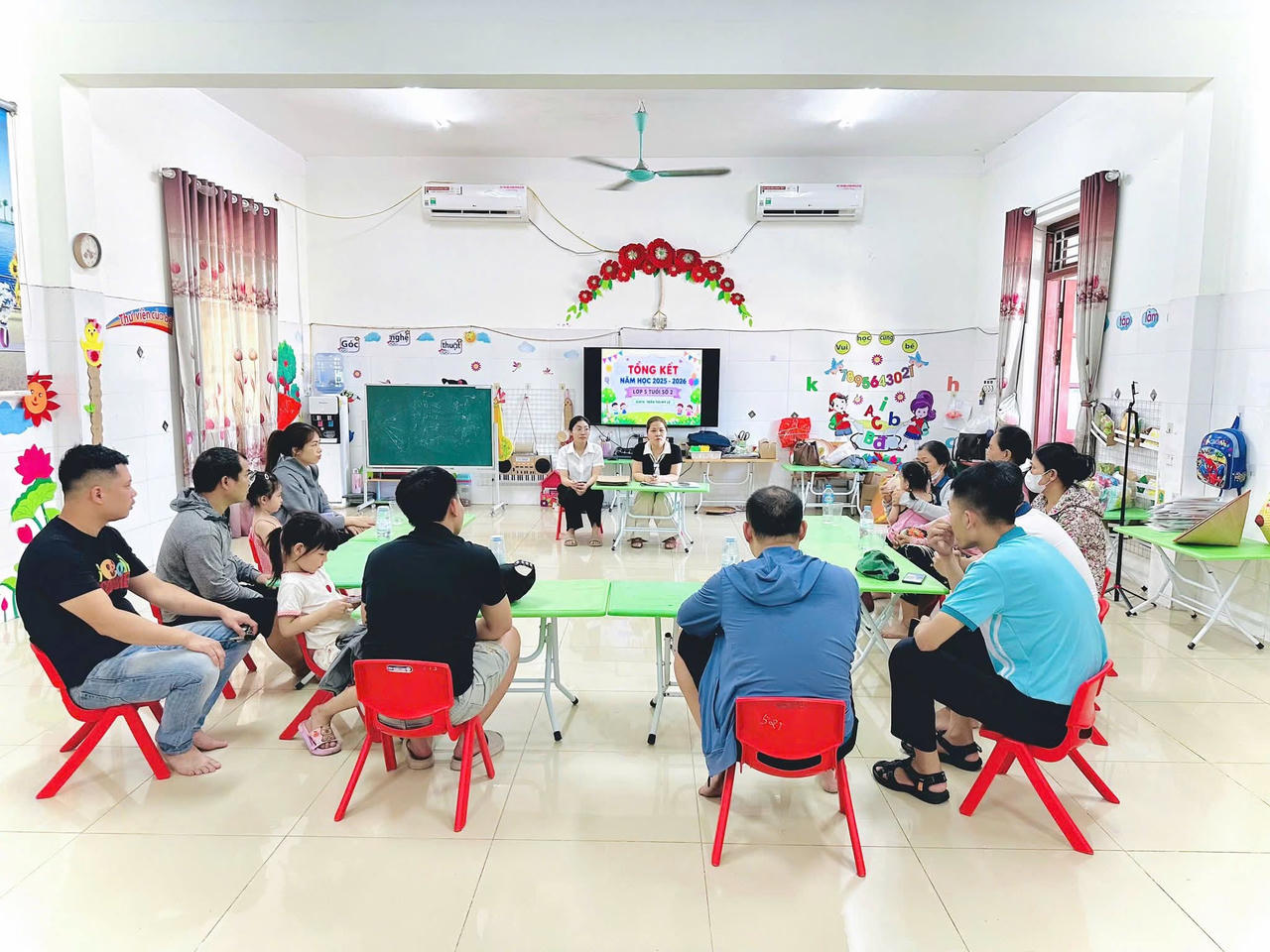 Phụ huynh cần chuẩn bị bao nhiêu tiền cho phí dịch vụ trường công