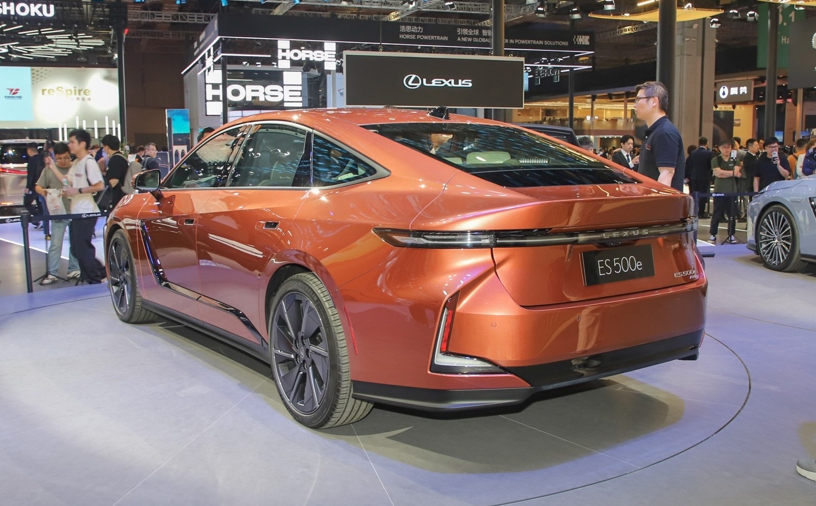 Lexus ES ra mắt: Thuần điện ES 500e và cuộc chơi sedan sang