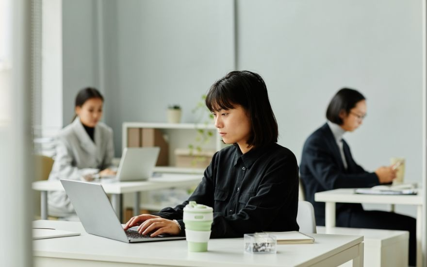 Trẻ em nhìn màn hình nhiều: Phát hiện sớm cận thị và chặn đứng tăng độ