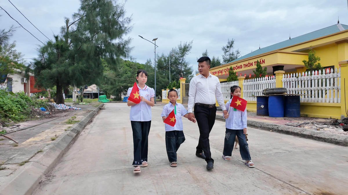 Lễ khai giảng giữa biển khơi và lời khẳng định về quyền học của trẻ em đảo tiền tiêu