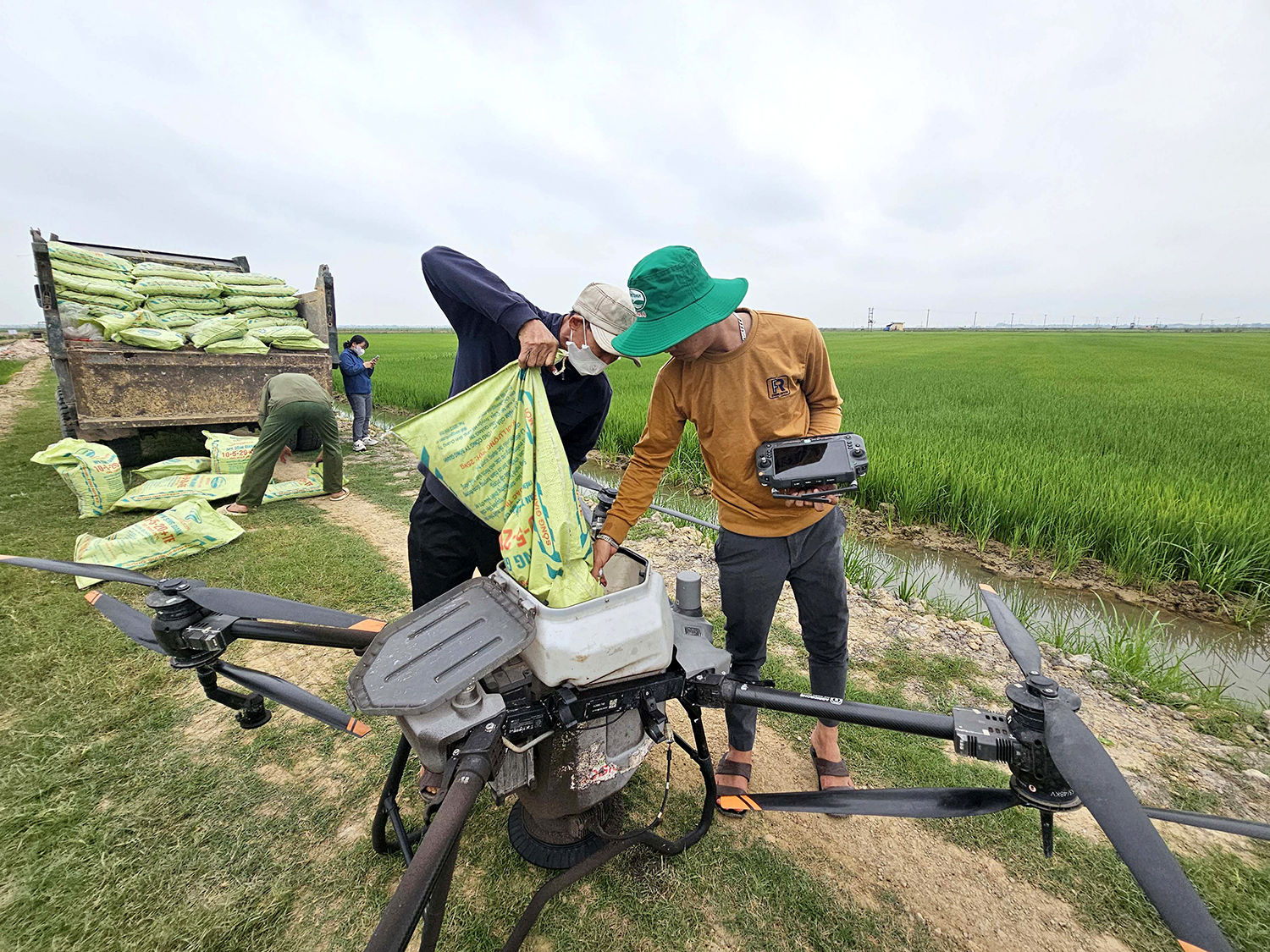 Drone công nghệ nông nghiệp đang vẽ lại cánh đồng lúa Việt