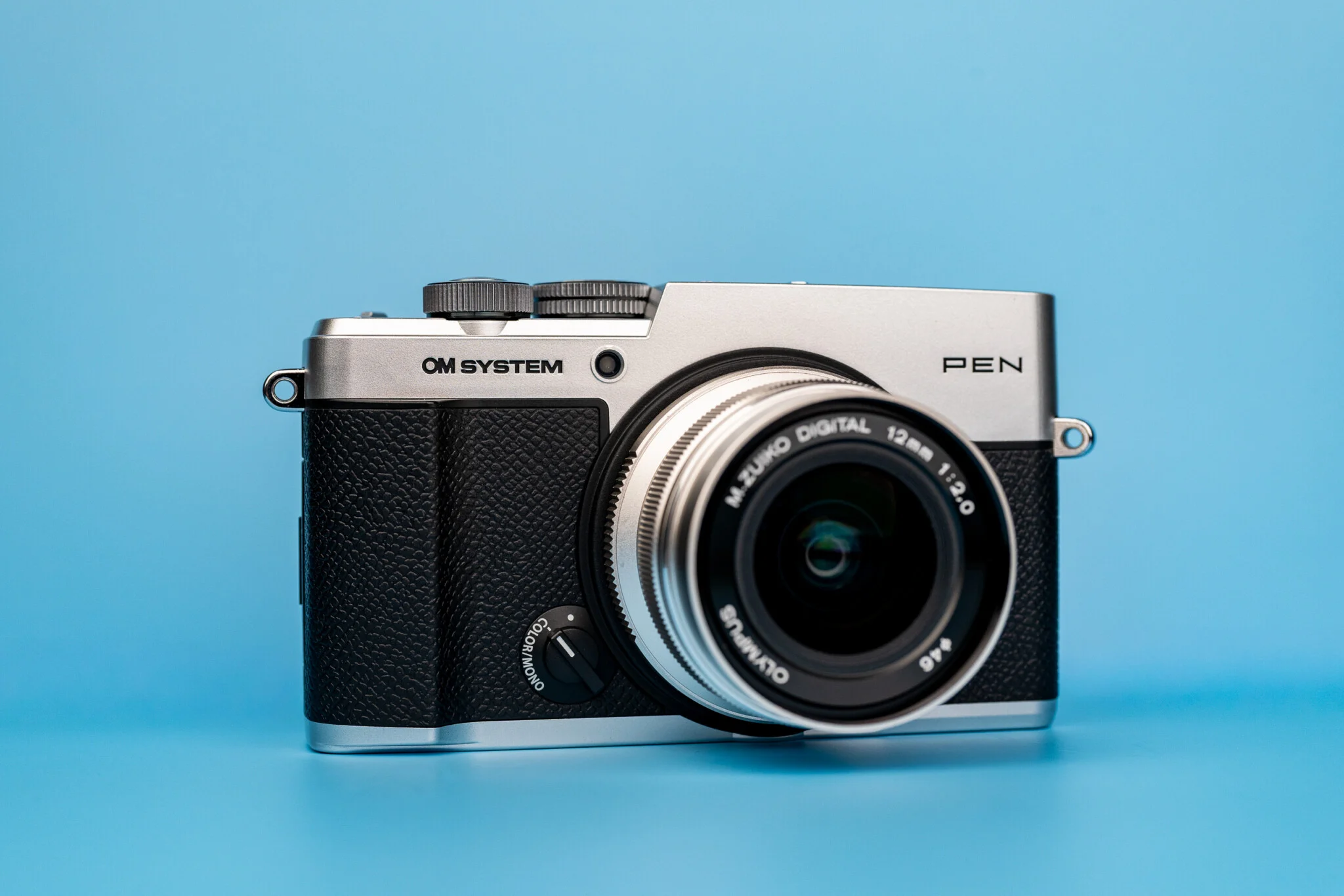 OM System PEN: máy ảnh mirrorless hoài cổ đáng mua?