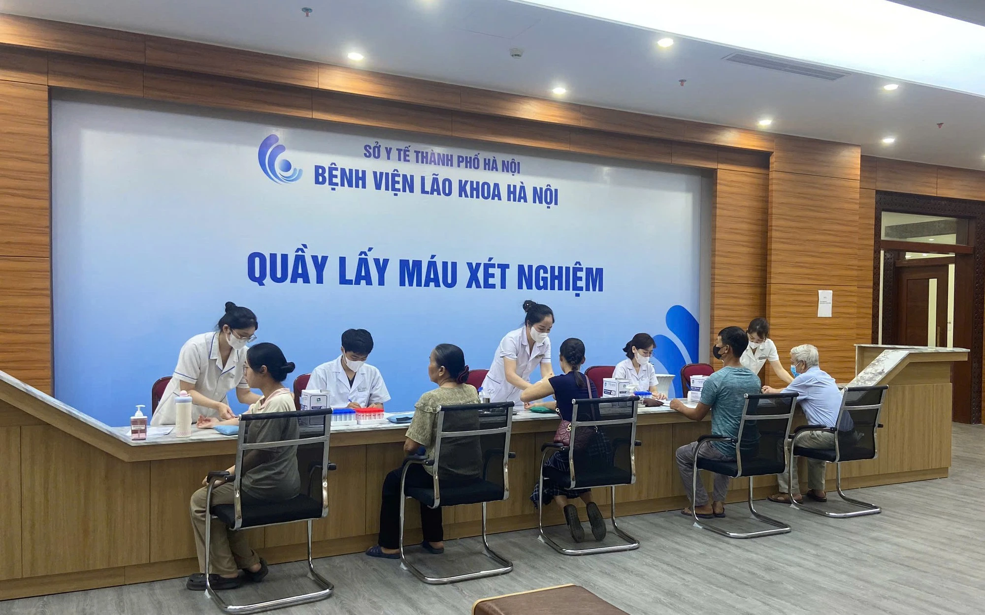 Tại sao hệ miễn dịch suy yếu khi tuổi tác tăng