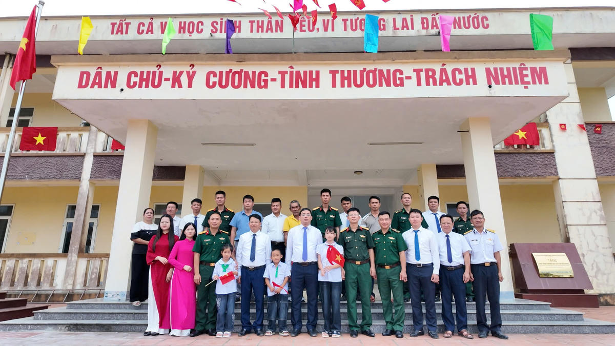 Lễ khai giảng giữa biển khơi và lời khẳng định về quyền học của trẻ em đảo tiền tiêu