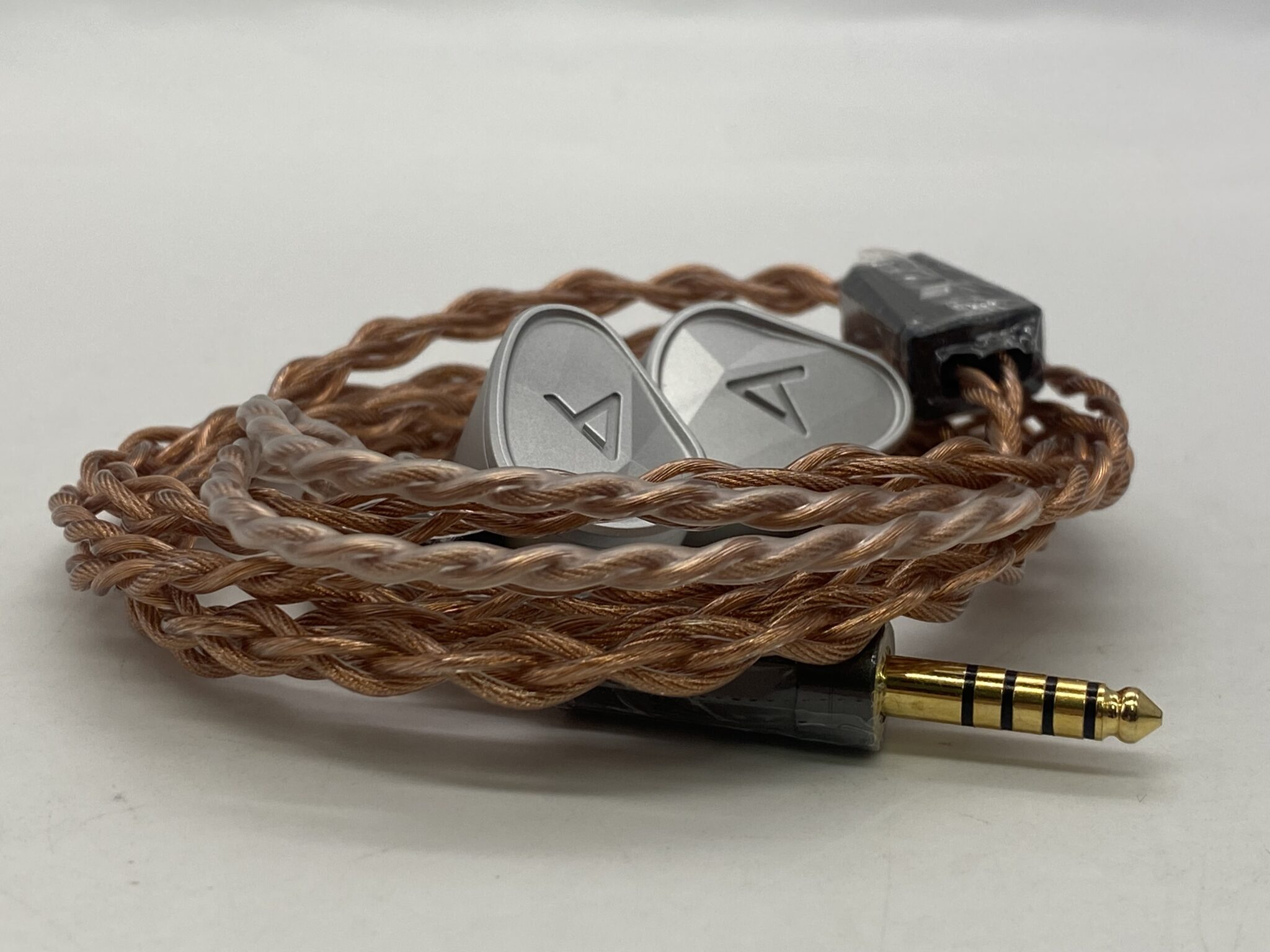 Astell & Kern Clarus vs Noble FoKus Artemis: chọn tai nghe in-ear cao cấp nào cho độ chi tiết tối đa?