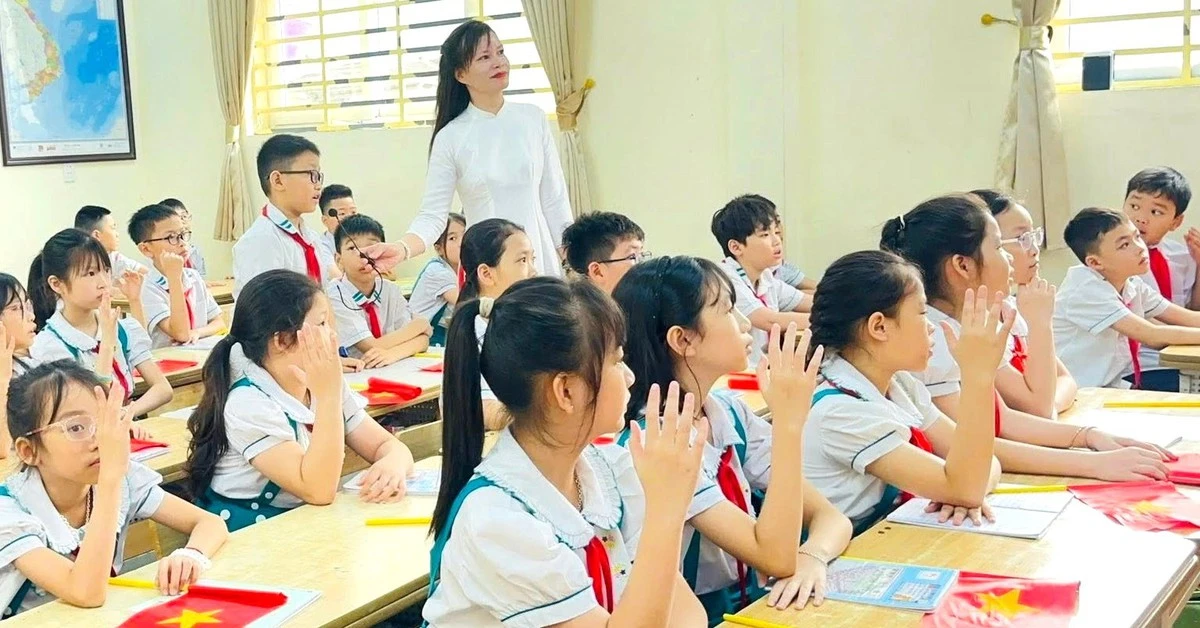 Dạy thêm chéo môn cho học sinh lớp mình: được hay cấm?