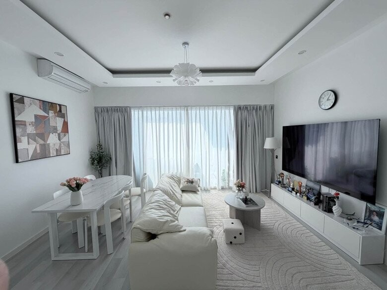 Bên trong căn hộ của MC: sang trọng với tone trắng xám