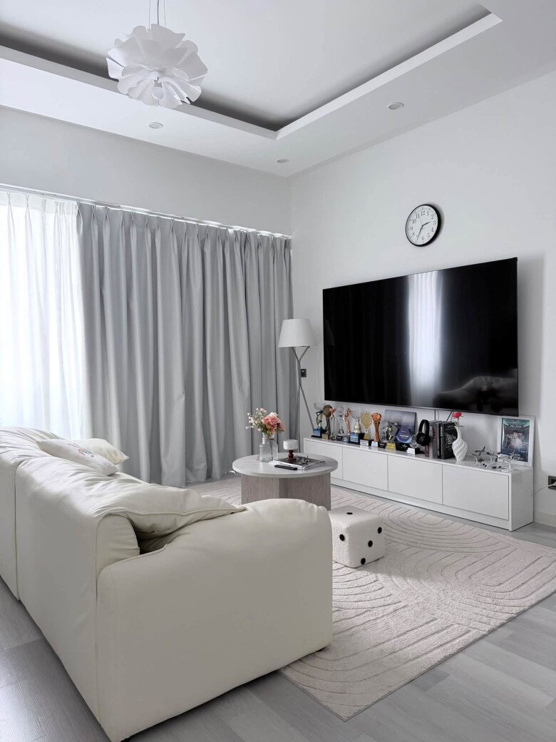 Căn hộ của cặp MC HTV: Bài học từ tone trắng xám tối giản