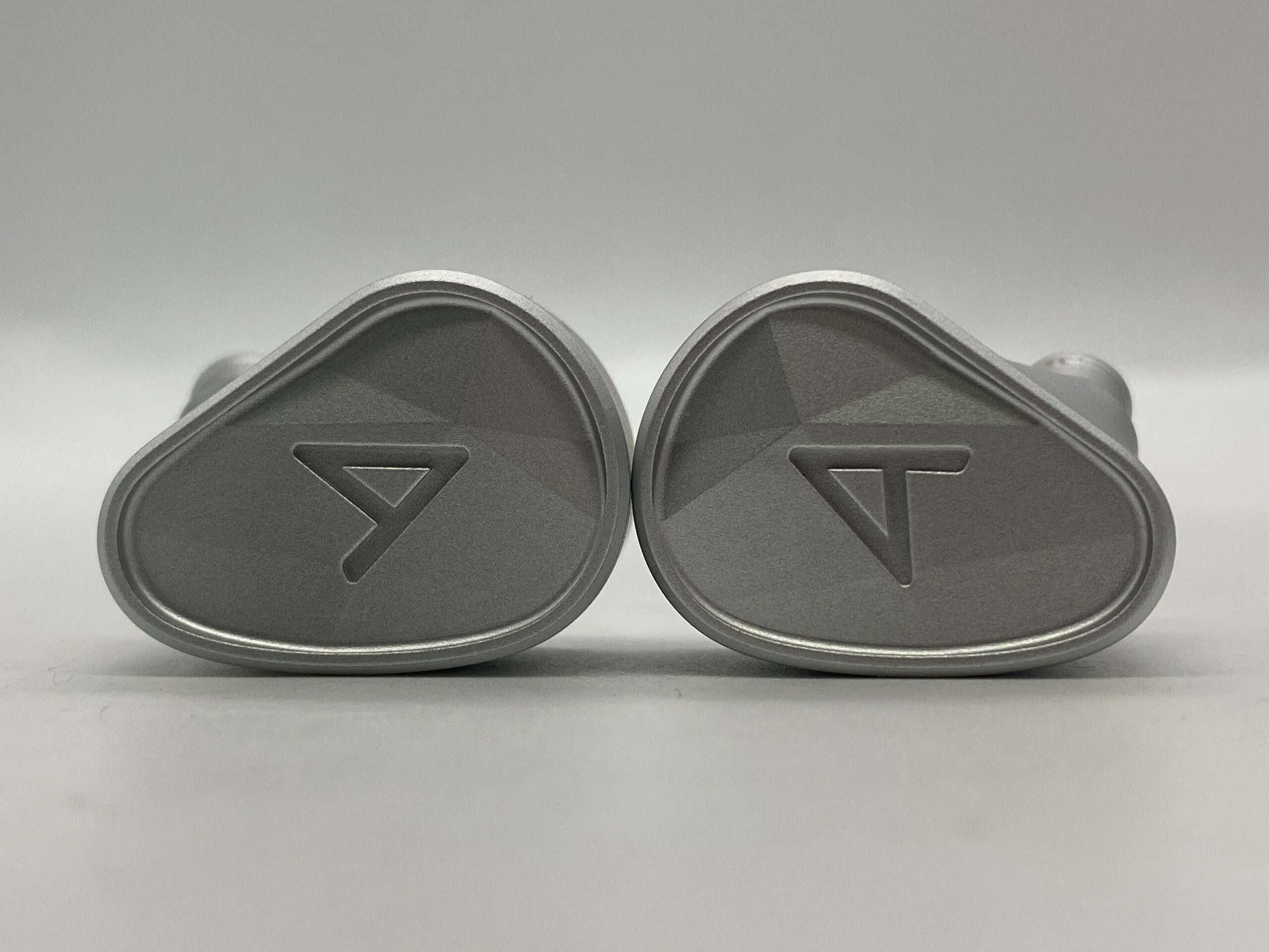 Astell & Kern Clarus vs Noble FoKus Artemis: chọn tai nghe in-ear cao cấp nào cho độ chi tiết tối đa?