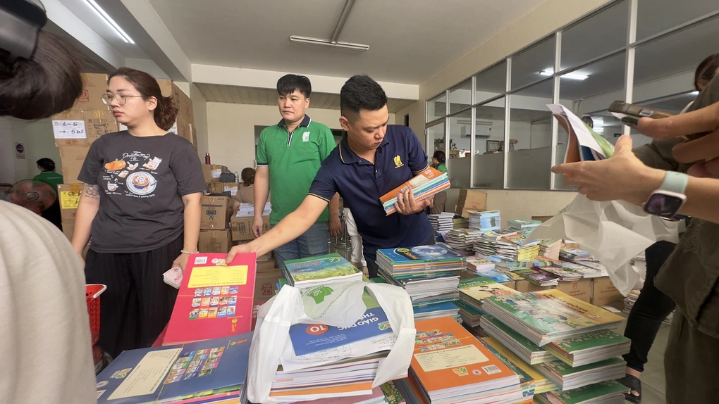 Sách giáo khoa khan hiếm ngày khai giảng: Phụ huynh phải tỉnh táo