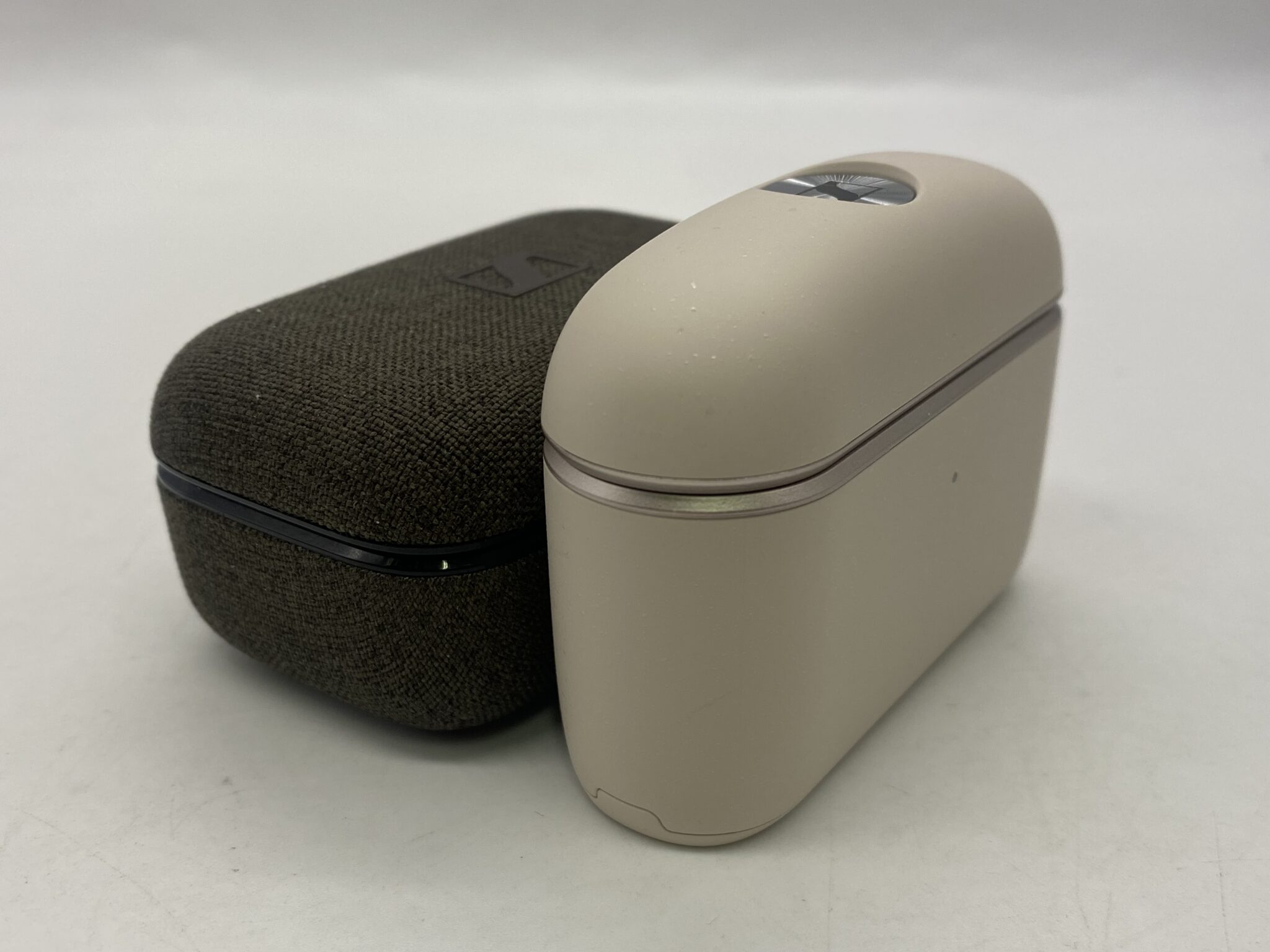 Sennheiser Momentum True Wireless 5 vs Sony WF-1000XM6: chọn tai nghe true wireless cao cấp nào cho audiophile?