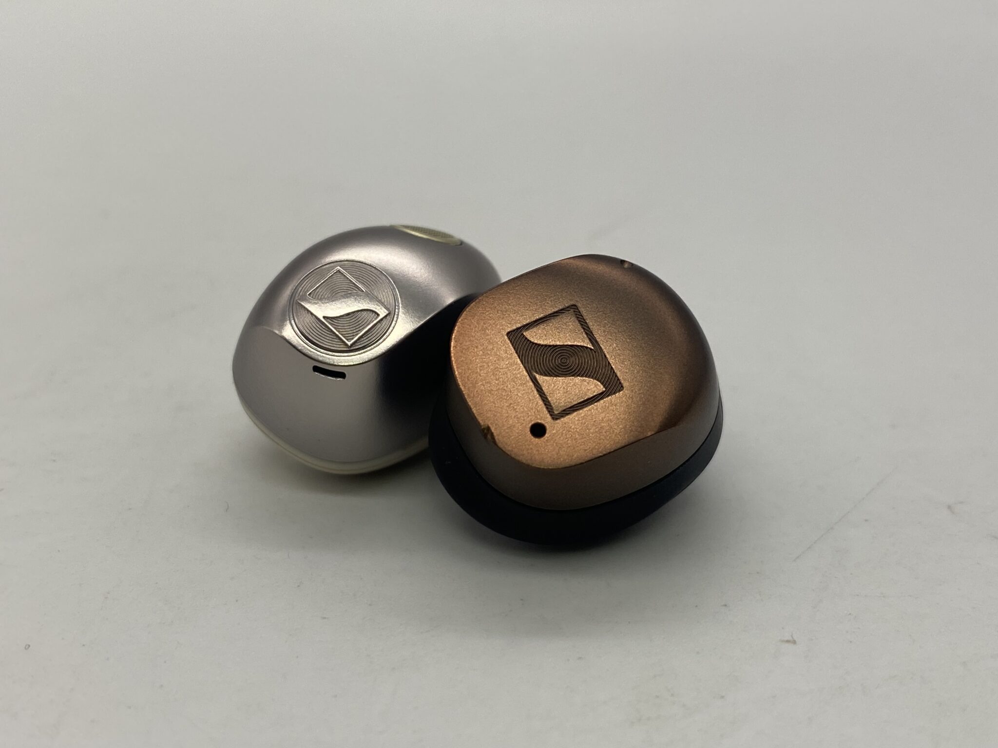 Sennheiser Momentum True Wireless 5 vs Sony WF-1000XM6: chọn tai nghe true wireless cao cấp nào cho audiophile?