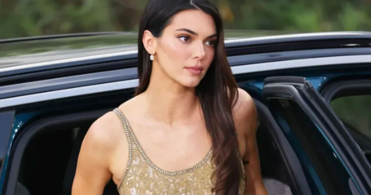 Kendall Jenner Và Chiếc Đầm Giorgio Armani Vintage Đồng Tuổi: Khi Tuổi Tác Trở Thành Phụ Kiện Thảm Đỏ