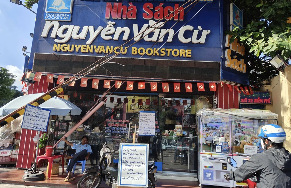 Thiếu sách giáo khoa: phụ huynh săn từng cuốn, trường xoay xở đủ đường