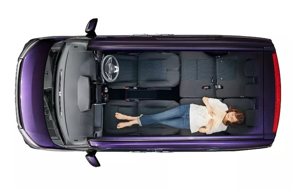 Toyota Roomy: MPV 300 triệu với ADAS và 4WD có đủ sức đe dọa Wigo?
