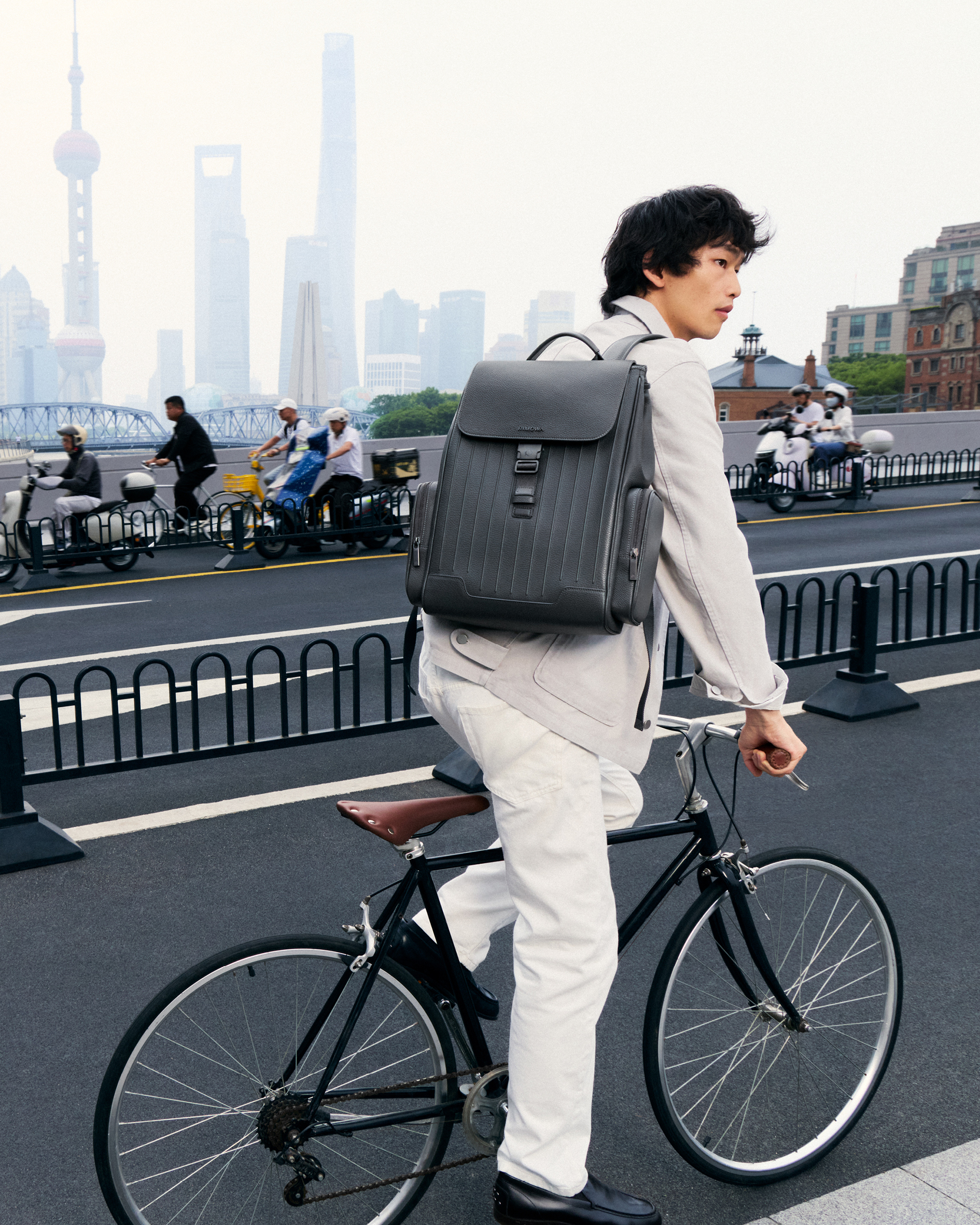 RIMOWA Never Still: Túi da biểu tượng cho đời sống dịch chuyển