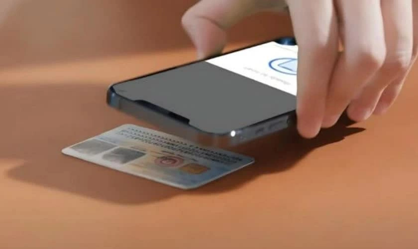 Quét thẻ căn cước bằng NFC trên iPhone để xác minh VNeID