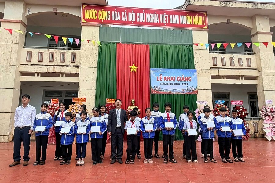 Công ty Thủy điện Đồng Nai trao học bổng tiếp sức học sinh khó khăn
