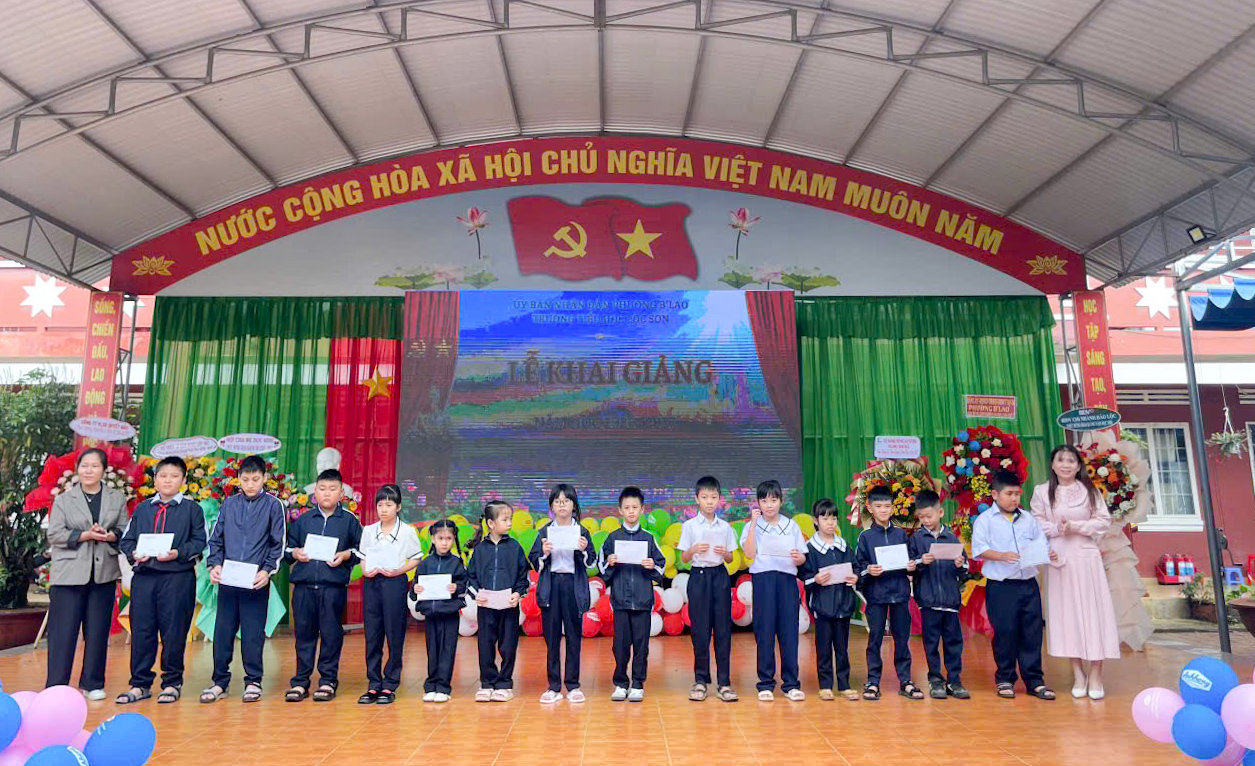 Hơn 4,8 tỷ đồng tiếp sức học sinh khó khăn: Khi học bổng trở thành chiếc cầu đến trường