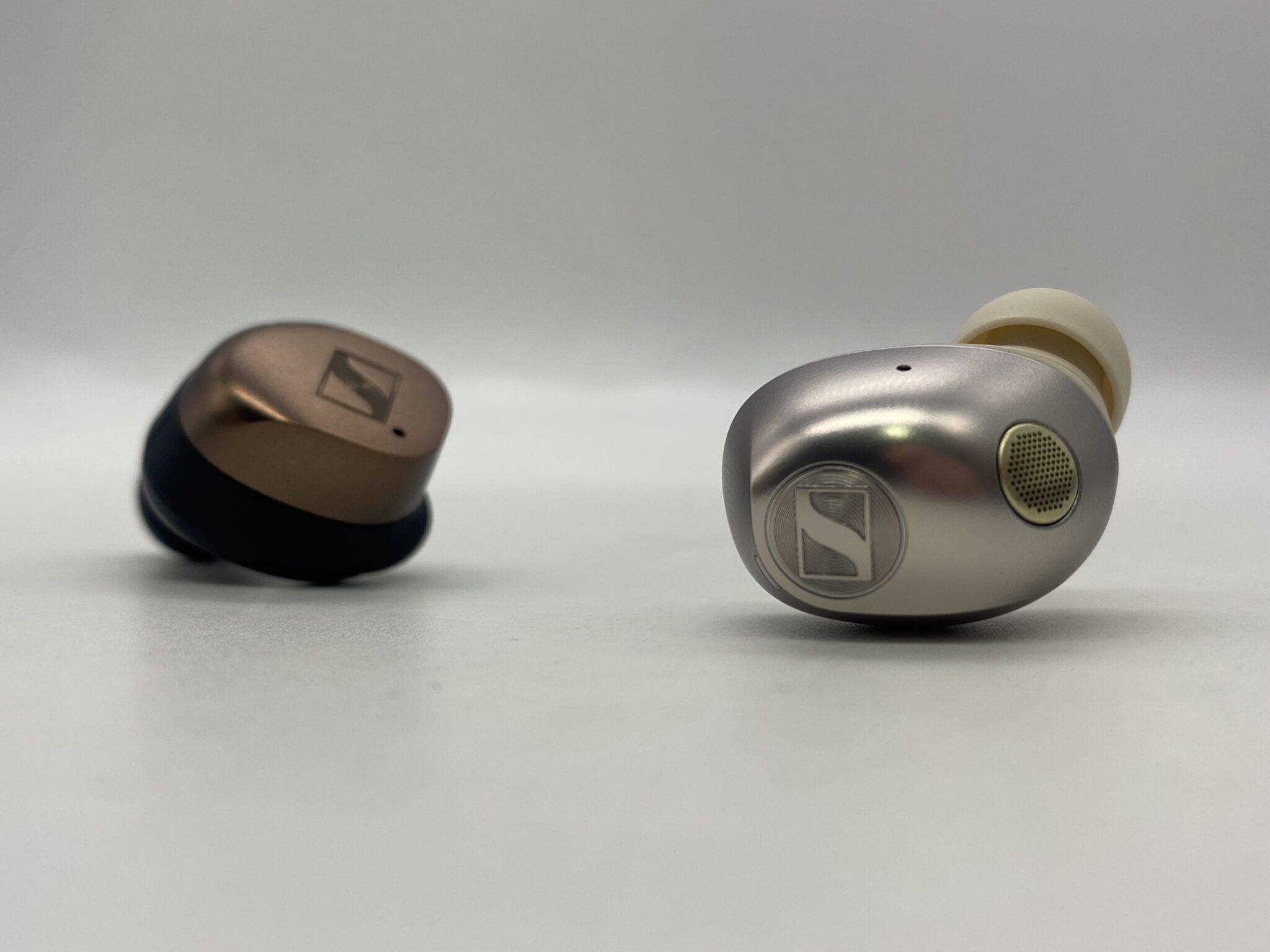 Sennheiser Momentum True Wireless 5 vs Sony WF-1000XM6: chọn tai nghe true wireless cao cấp nào cho audiophile?
