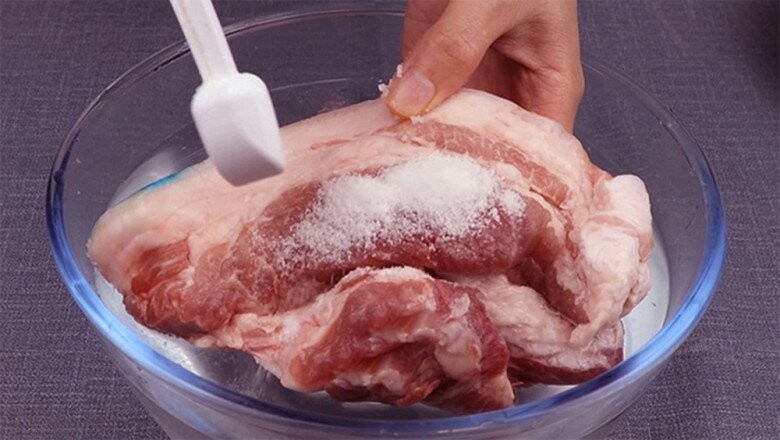 Cách rã đông thịt lợn giữ độ tươi ngon mà không cần ngâm nước