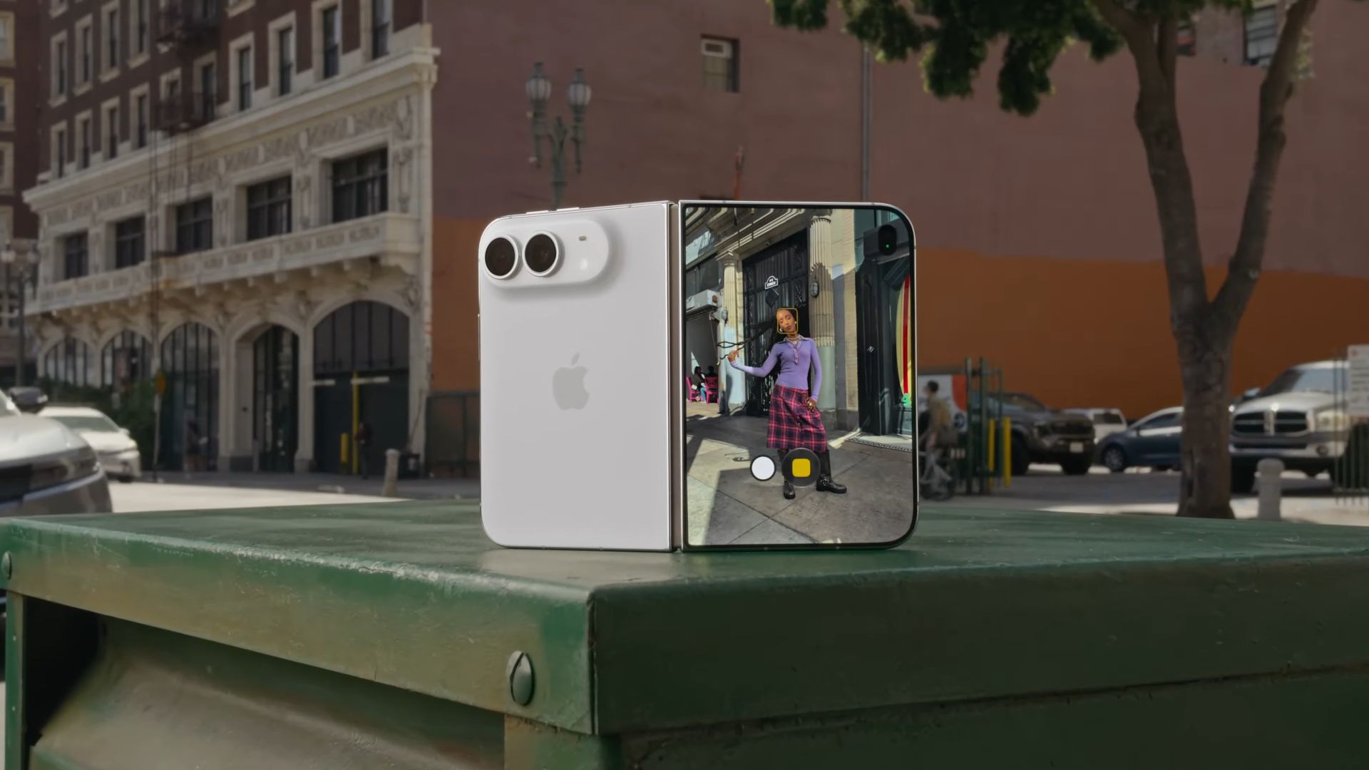 iPhone Duo màn hình gập giá 65 triệu: Có đáng nâng cấp?